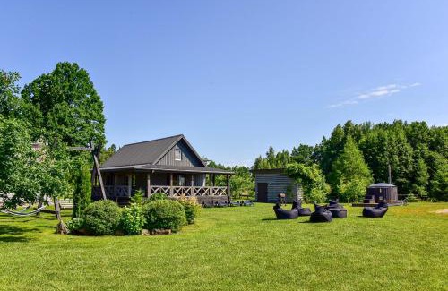 Darsuniskis Villa | Relax at Sodyba Pivašiūnuose by the Lake with Hot Tub