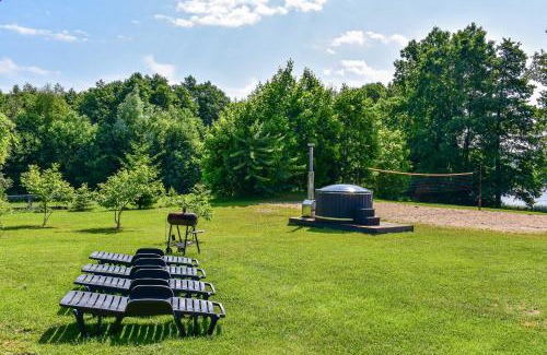Darsuniskis Villa | Relax at Sodyba Pivašiūnuose by the Lake with Hot Tub