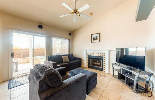 Casas Adobes House | Discover Soft Winds Abode: Pet-Friendly & 10/10 Rated Stay