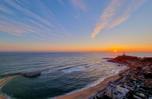 Sokcho Apartment | Oceanfront Bliss at Sokcho Summitbay 1704 with Stunning Views