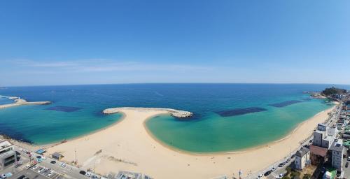 Sokcho Apartment | Oceanfront Bliss at Sokcho Summitbay 1704 with Stunning Views