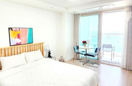 Sokcho Apartment | Oceanfront Escape at Sokcho Summitbay 1709 - Rated 9/10