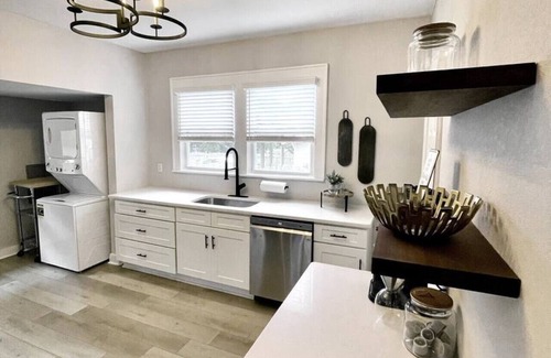 Knoxville House | Pet-Friendly Sokno Bungalow with Kitchen & Back Patio!