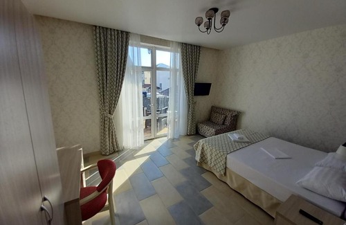Gelendzhik House | Pet-Friendly Sokol Guest House with Pool & Breakfast Included