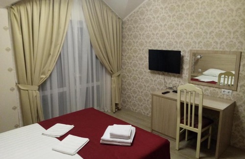 Gelendzhik House | Pet-Friendly Sokol Guest House with Pool & Breakfast Included