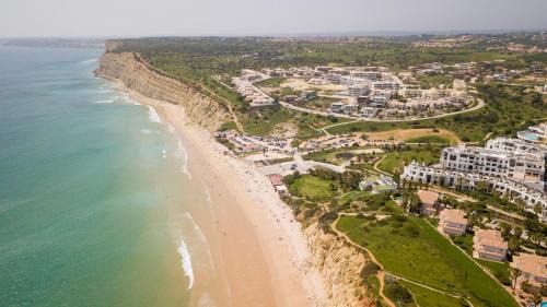 Lagos Apartment | Discover Sol & Cidade 76: Family-Friendly Pool Paradise
