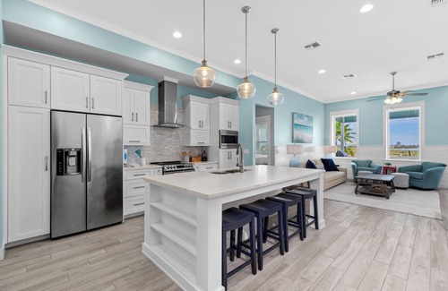 The Shores Cottage | Cozy Sol Y Luna Home: Steps to Bay & Beach with Pool