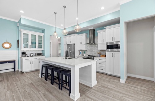 The Shores Cottage | Cozy Sol Y Luna Home: Steps to Bay & Beach with Pool