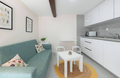 Beijos Apartment | Inviting Riverside Jacuzzi Escape with Spa & Family Amenities
