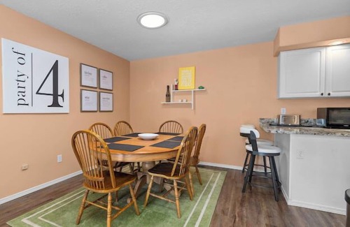 Keizer House | Modern Keizer Half-Plex with Unique Solar Features & Breakfast
