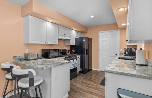 Keizer House | Modern Keizer Half-Plex with Unique Solar Features & Breakfast