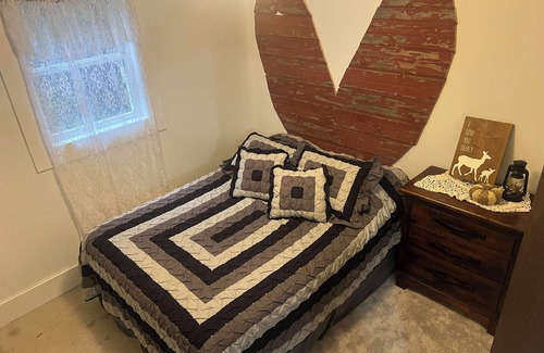 Middlebury Bed & Breakfast | Solar powered-Charming 1-Bedroom in Middlebury