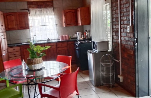 Arcadia Cottage | Cozy Solar-Powered Family Cottage with Total Privacy