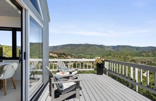 Brush Creek Village House | Solar Way House - Inviting Retreat with Breathtaking Views