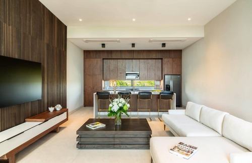 Juba Sound Villa | Experience Solara in Turtle Tail: Oceanfront Paradise Awaits