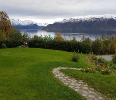 Lyngseidet Apartment | Top-Rated Solbakken 27 Apartment: Family-Friendly Retreat