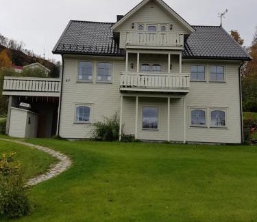 Lyngseidet Apartment | Top-Rated Solbakken 27 Apartment: Family-Friendly Retreat
