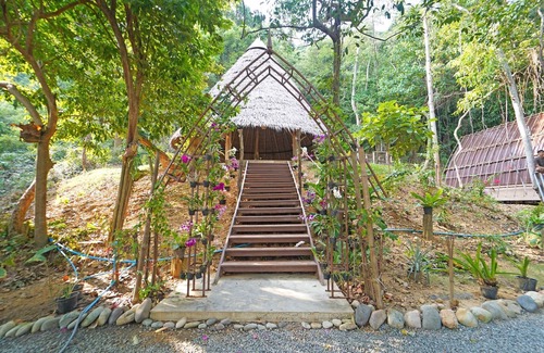 Koh Wai House | Discover Sole Resort: Beachfront Bungalows with WiFi