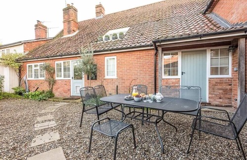 Woodbridge House | Relax at Solebay House with Kitchen & Breakfast Included