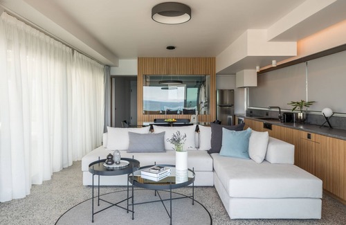 Alimos Hotel | Excelsior Suite with Ocean View and Family-Friendly Amenities