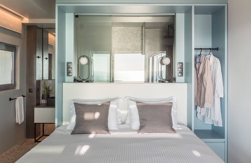 Alimos Hotel | Excelsior Suite with Ocean View and Family-Friendly Amenities