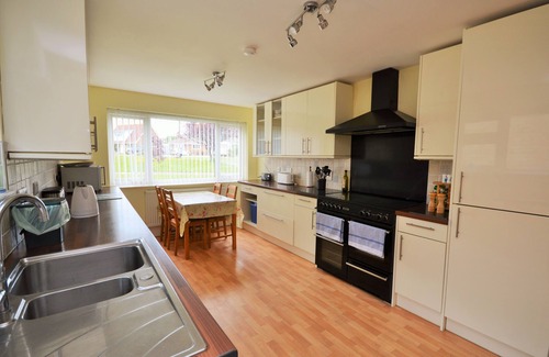 Nettlestone House | Pet-Friendly Solent View: Oceanside Bungalow for 6