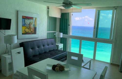 Zona Hotelera Apartment | Relax at SOleo1803: Pet-Friendly with Oceanfront Bliss