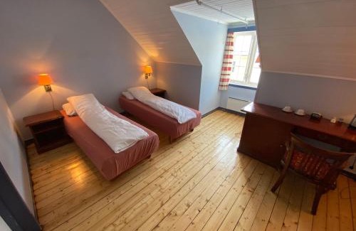 Lyngseidet House | Experience Solhov: Castle of the Lyngen Alps with Ocean View