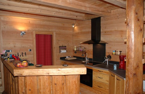 Les Claux Ski Chalet | Cozy Wood Chalet with Lake View & Spa - Rated 10/10