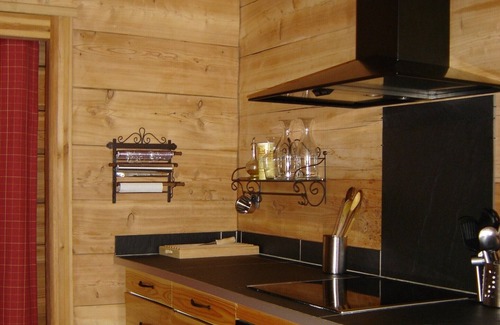 Les Claux Ski Chalet | Cozy Wood Chalet with Lake View & Spa - Rated 10/10