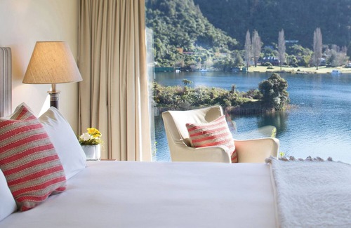 Lake Tarawera Cabin | Experience Serenity at Solitaire Lodge - 5 Star Retreat