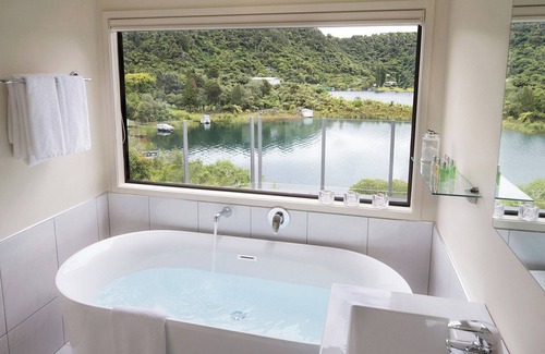 Lake Tarawera Cabin | Experience Serenity at Solitaire Lodge - 5 Star Retreat