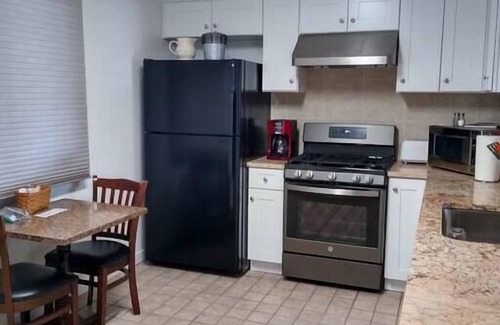 Woods Bay House | Discover Woods Bay Rentals with Kitchen & Breakfast in Montana