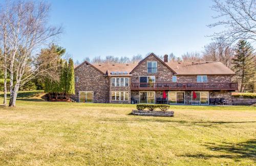 Smiths Creek House | Explore Solitude Inn on the Green with Pool & Restaurant