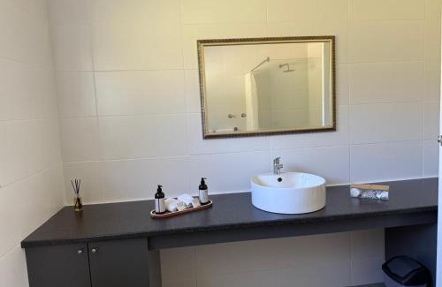 Bathurst House | Pet-Friendly Retreat: Solitude on Somerset with Ocean Views