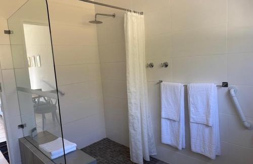 Bathurst House | Pet-Friendly Retreat: Solitude on Somerset with Ocean Views