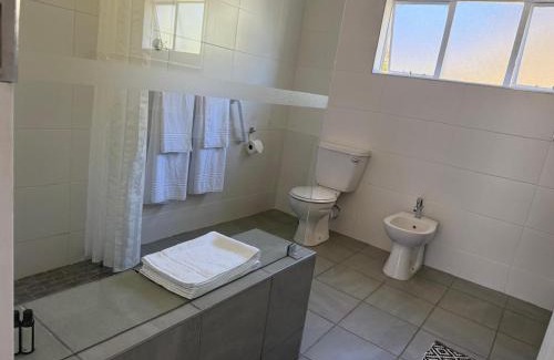 Bathurst House | Pet-Friendly Retreat: Solitude on Somerset with Ocean Views