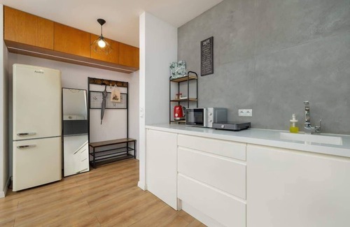 Stare Podgorze Apartment | Stylish Kraków Apartment with Balcony & Pet-Friendly Amenities