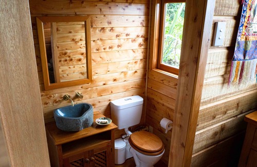 Karekare Cabin | Serene Solo Meditation Retreat Cabin with Kitchen Amenities