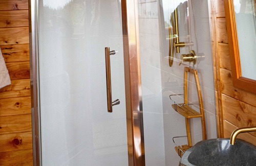 Karekare Cabin | Serene Solo Meditation Retreat Cabin with Kitchen Amenities