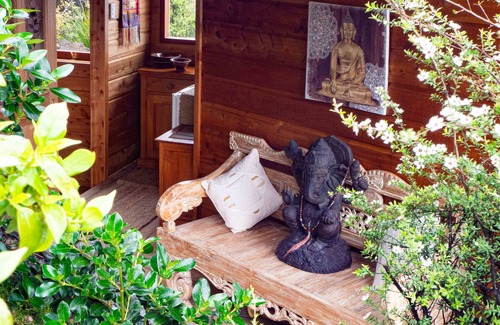 Karekare Cabin | Serene Solo Meditation Retreat Cabin with Kitchen Amenities