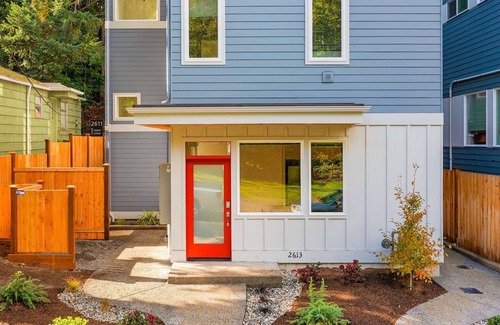 North Queen Anne Apartment | Explore Solo's Smuggler Suite: Pet-Friendly Getaway