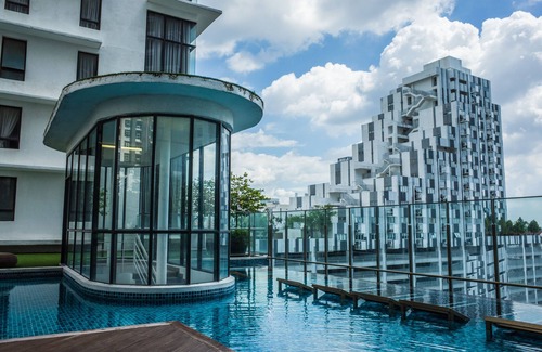 Cyberjaya Apartment | Modern Solstice Cyberjaya Apartment with Pool & Breakfast