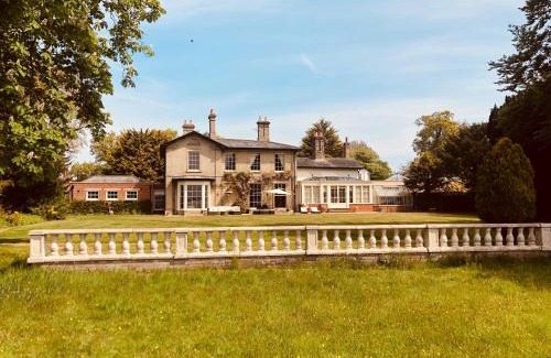 Hopton Bed & Breakfast | Relax at Somerleyton Meadows: The Hideaway Hut & Hot Tub