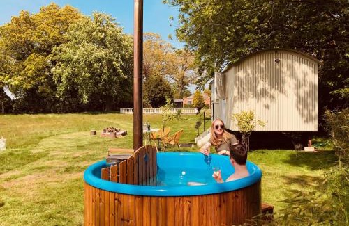 Hopton Bed & Breakfast | Relax at Somerleyton Meadows: The Hideaway Hut & Hot Tub