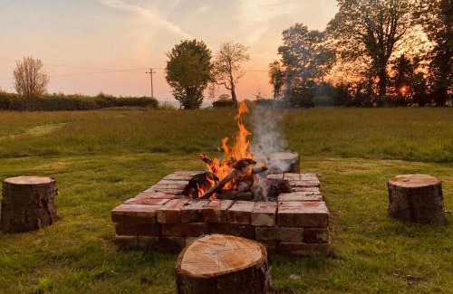 Hopton Bed & Breakfast | Relax at Somerleyton Meadows: The Hideaway Hut & Hot Tub