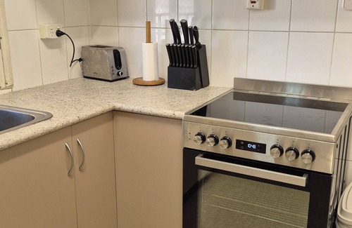 Somerset Dam House | Inviting Somerset Dam Accommodation at The Lock Up