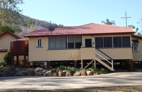 Somerset Dam House | Inviting Somerset Dam Accommodation at The Lock Up