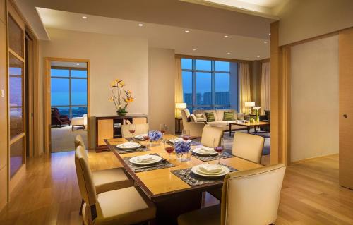 Jinzhou District Apartment | Elegant Somerset Grand Central Dalian with Pool & Hot Tub
