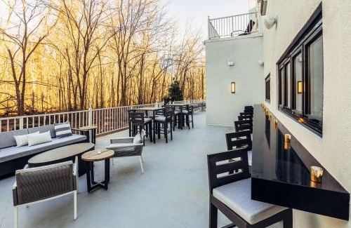 Lyons Hotel | Discover Somerset Hills Hotel: Oceanfront Retreat Awaits